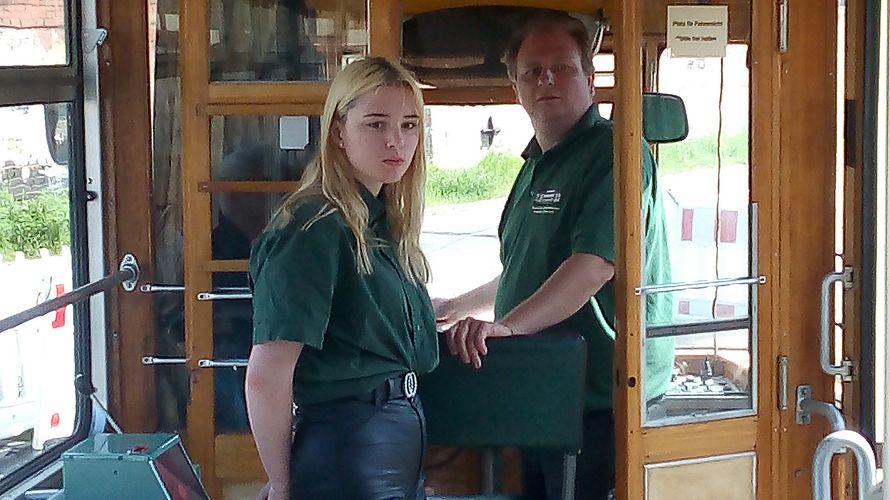 Kundige Stadtführer in der historischen Straßenbahn. Foto: Bernd Intemann