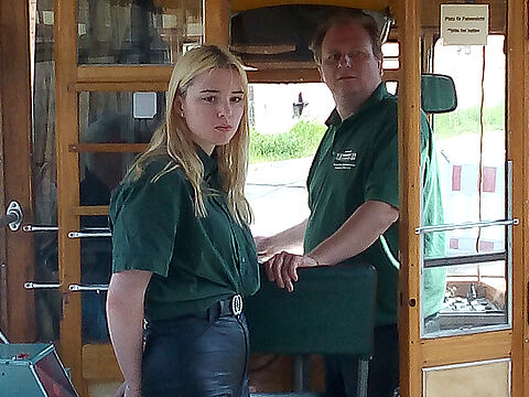 Kundige Stadtführer in der historischen Straßenbahn. Foto: Bernd Intemann