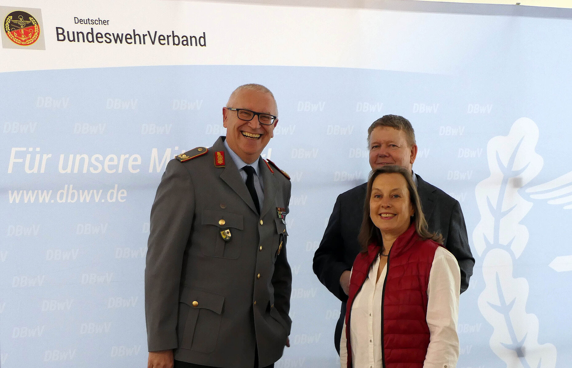 Bei seinem Rundgang legte der stellvertretende Kommandeur des Ausbildungskommando, Brigadegeneral Heinz Josef Feldmann (l.), auch einen Stopp am Stand des DBwV ein, um sich dort zu Fragen rund um die Mitgliedschaft zu informieren. Foto: BFD Dresden