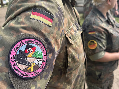 Seit 2018 marschieren Soldatinnen und Soldaten, um jene zu ehren, die im Dienst ihr Leben verloren haben. Foto: Lena Pütz