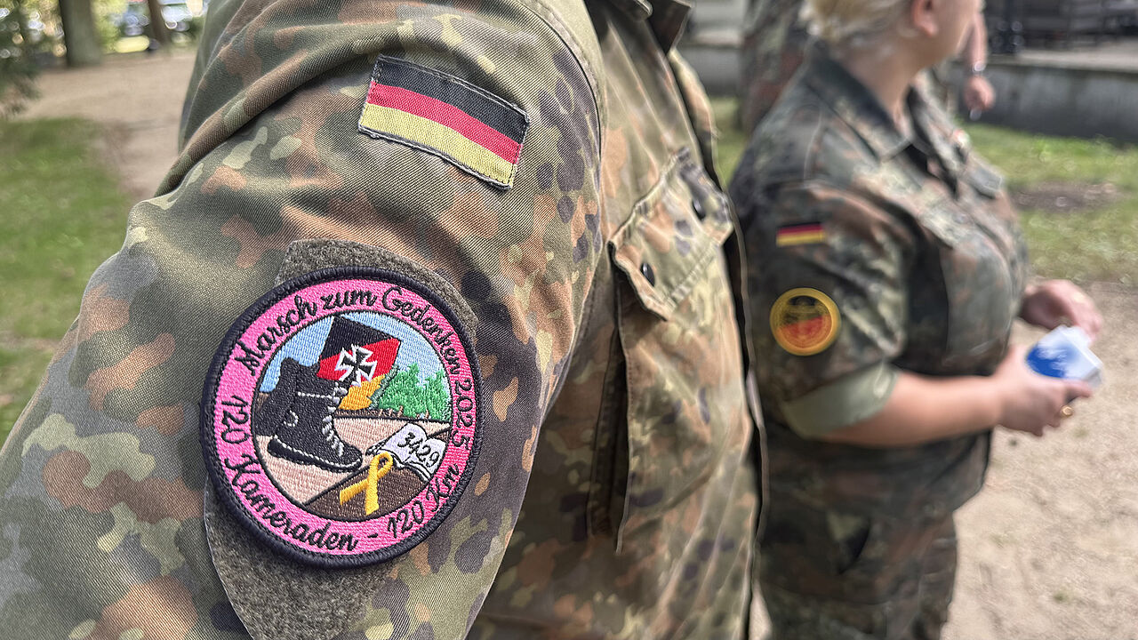 Seit 2018 marschieren Soldatinnen und Soldaten, um jene zu ehren, die im Dienst ihr Leben verloren haben. Foto: Lena Pütz