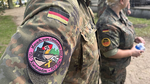 Seit 2018 marschieren Soldatinnen und Soldaten, um jene zu ehren, die im Dienst ihr Leben verloren haben. Foto: Lena Pütz