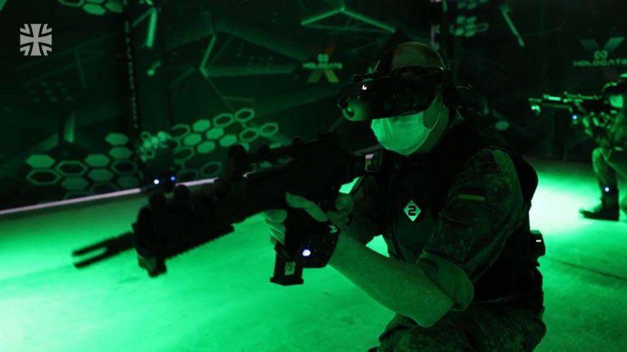 Eine VR-Brille, Rucksack-Computer und jede Menge moderne Sensorik sorgen für eine realitätsnahe Gefechts-Situation. Screenshot aus Video: Bundeswehr/Wullers