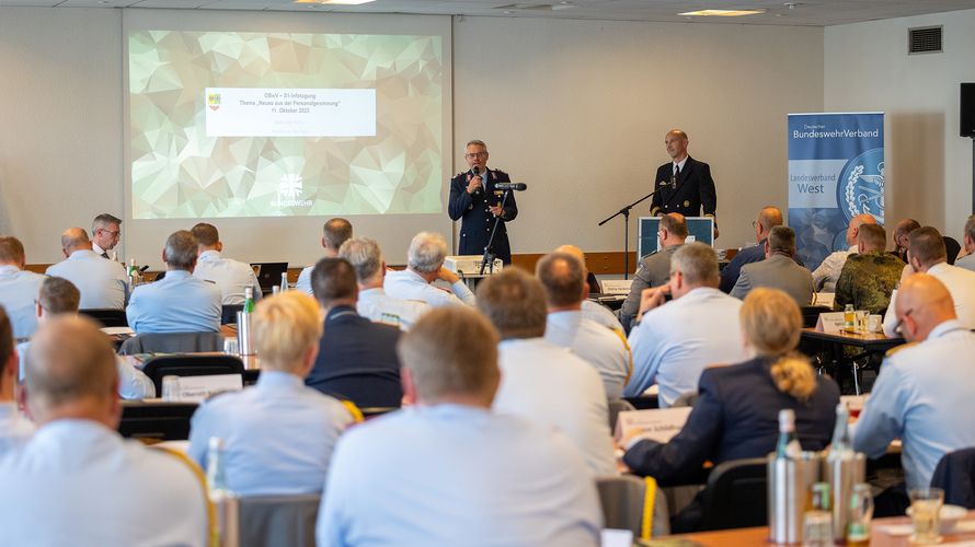 Oberstleutnant i.G. Dr. Detlef Buch führte durch die Tagung, rechts im Bild Kapitän zur See Steffen Stoll aus dem BAPersBw. Foto: DBwV/Yann Bombeke