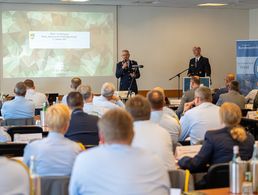 Oberstleutnant i.G. Dr. Detlef Buch führte durch die Tagung, rechts im Bild Kapitän zur See Steffen Stoll aus dem BAPersBw. Foto: DBwV/Yann Bombeke