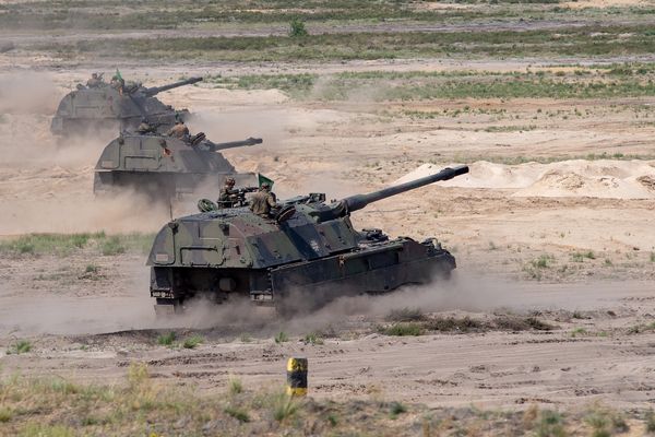 Unter anderem will Deutschland der Ukraine bis 2027 weitere 18 Panzerhaubitzen 2000 liefern. Die Artilleriesysteme werden von der Industrie angefertigt. Archivfoto: DBwV/Yann Bombeke
