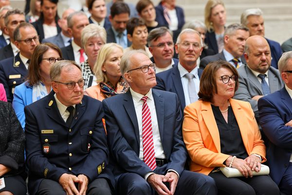 Brigadegengeneral a.D. Helmut Dotzler (mitte) beim Festakt zur Verleihung der Bayerische Staatsmedaille "Stern der Sicherheit" – er und weiteren engagierten Persönlichkeiten wurden mit der Bayrischen Staatsmedaille Innere Sicherheit ausgezeichnet. Fotos: Alexandra Beier