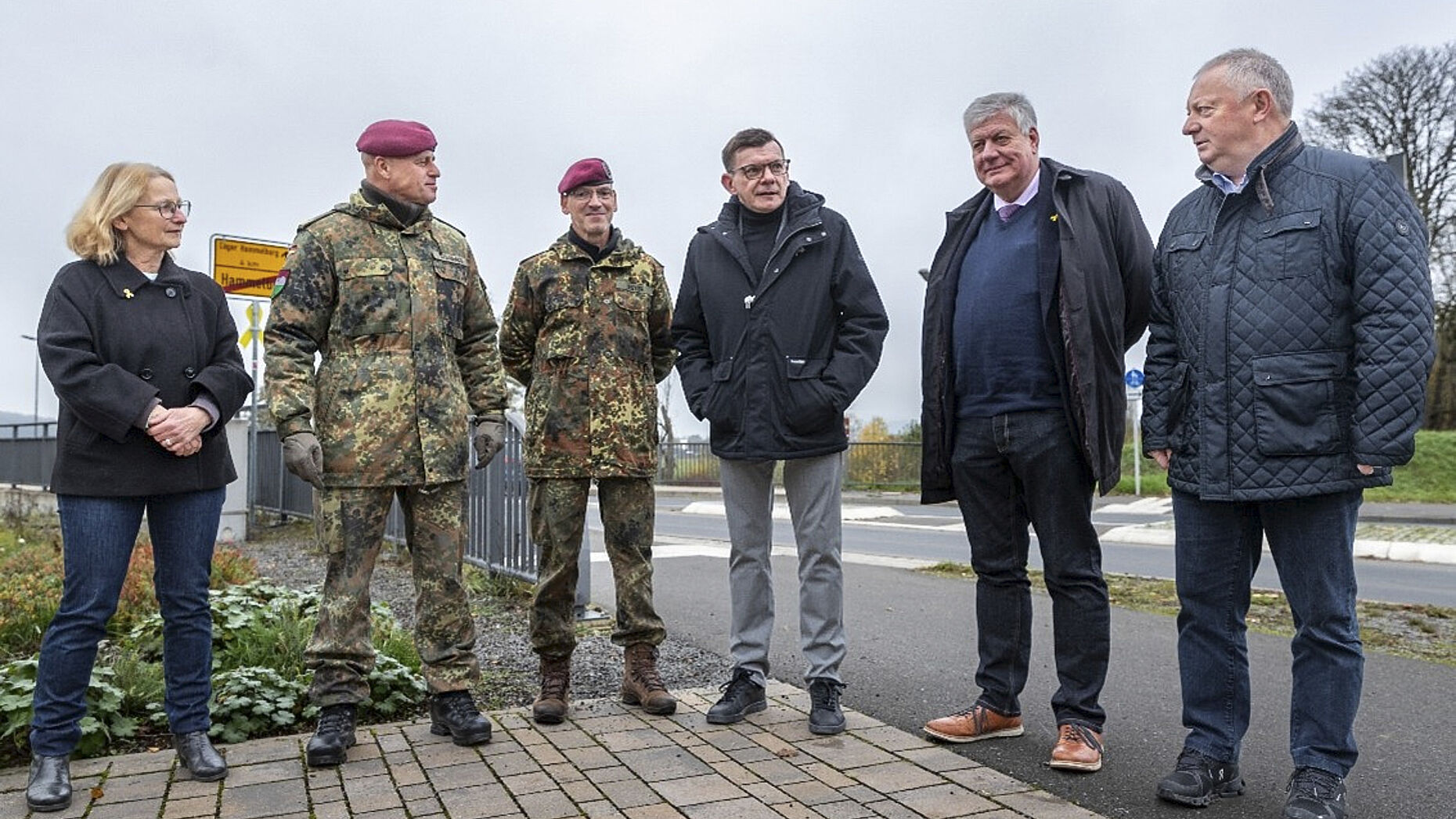 Neben den militärischen Vertretern Brigadegeneral Andreas Steinhaus (2.v.l.) und Oberst Andreas Reyer (3.v.l.) waren der Landrat Thomas Bold (1.v.r.), der erste Bürgermeister Armin Warmuth (3.v.r.) und die zweite Bürgermeisterin Elisabeth Assmann (1.v.l.) anwesend. Foto: Benjamin Bendig