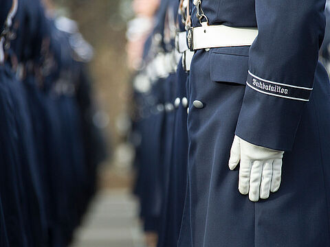 Nur ganz wenige Soldatinnen und Soldaten der Bundeswehr stehen nicht treu zur Verfassung - aus dem Extremismus-Jahresbericht des BMVg geht hervor, dass die Zahl der Verdachtsfälle rückläufig ist. Archivfoto: Bundeswehr/Jana Neumann 