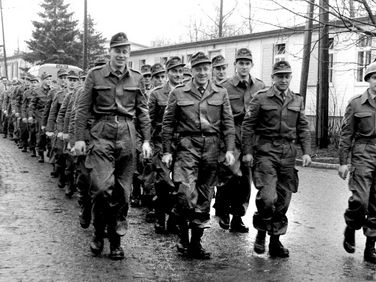Im Januar 1956 rückten die ersten Soldaten der wenige Wochen zuvor, am 12. November 1955, gegründeten Bundeswehr in die Krahnenberg-Kaserne in Andernach ein. Foto: Bundeswehr/Baumann