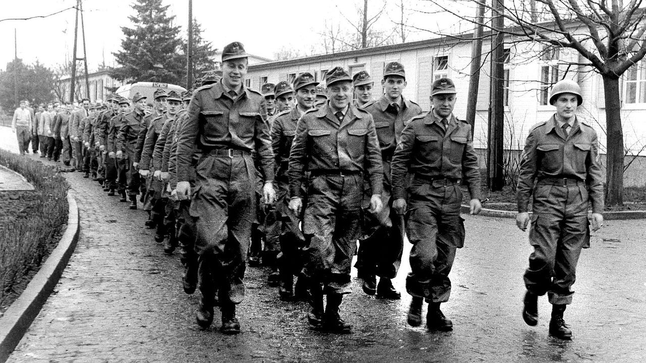 Im Januar 1956 rückten die ersten Soldaten der wenige Wochen zuvor, am 12. November 1955, gegründeten Bundeswehr in die Krahnenberg-Kaserne in Andernach ein. Foto: Bundeswehr/Baumann