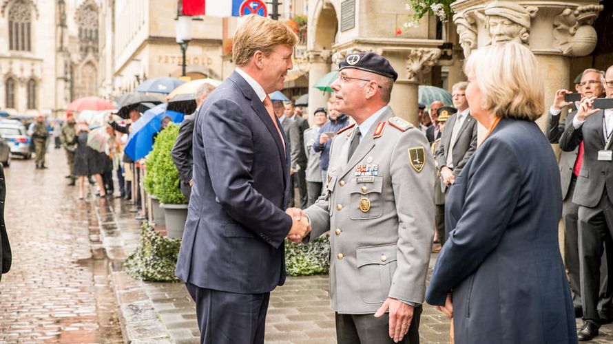 König Willem-Alexander mit Generalleutnant Volker R. Halbauer. Foto: dpa