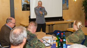 Der Kommandeur der OSH spricht zu den Schulungsteilnehmern Foto: OSH/Schöne