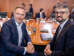 Vor der Kabinettssitzung, bei der der Haushaltsentwurf beschlossen wurde: Finanzminister Christian Lindner und Finanzstaatssekretär Wolf Heinrich Reuter. Foto: picture alliance/dpa/Michael Kappeler