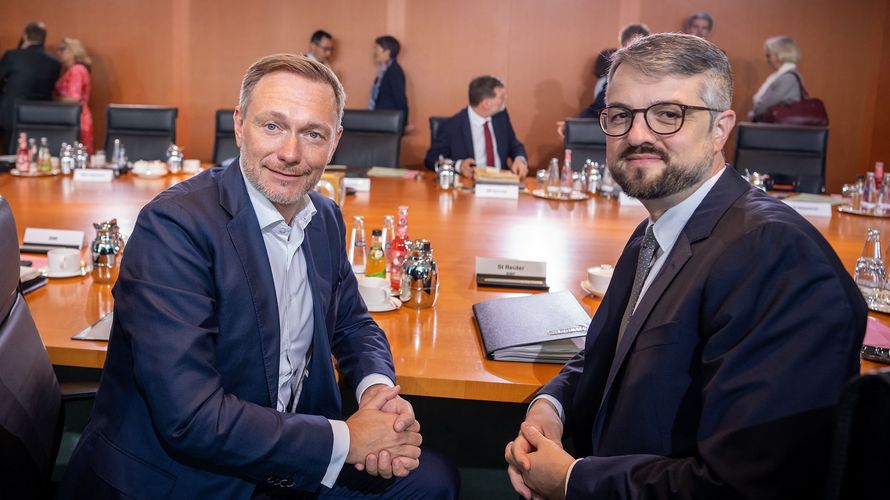 Vor der Kabinettssitzung, bei der der Haushaltsentwurf beschlossen wurde: Finanzminister Christian Lindner und Finanzstaatssekretär Wolf Heinrich Reuter. Foto: picture alliance/dpa/Michael Kappeler