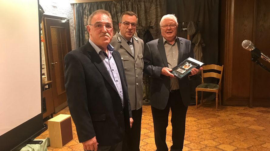 Hauptmann a.D. Johann Lichtblau (r.) wurde durch den Bezirksvorsitzenden Hauptmann Michael Killer und Oberstabsfeldwebel a.D. Klaus Schröder für 60-jährige Mitgliedschaft geehrt Foto: Werner Müller-Goldau