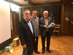 Hauptmann a.D. Johann Lichtblau (r.) wurde durch den Bezirksvorsitzenden Hauptmann Michael Killer und Oberstabsfeldwebel a.D. Klaus Schröder für 60-jährige Mitgliedschaft geehrt Foto: Werner Müller-Goldau