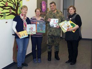 v.l.: Frau Wintermeyer und Frau Jobke aus der Bibliothek der OSH und der Vorsitzende der StOKa Dresden, Oberstleutnant Ralf Bliefert, werden durch Frau Schmeling, Leiterin der Kita Haus der kleinen Entdecker, begrüßt. Foto: DBwV