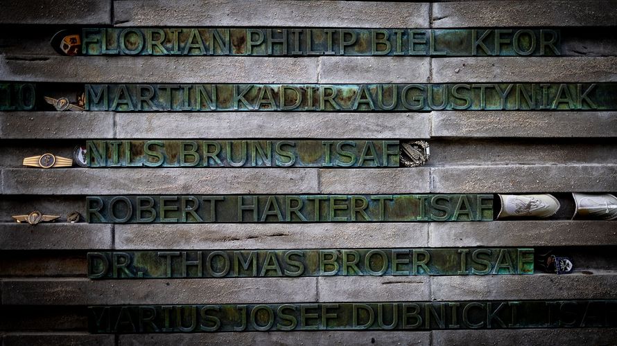 Auch die Namen von Nils Bruns, Martin Kadir Augustyniak und Robert Hartert sind an den Gedenkstelen im Wald der Erinnerung beim Einsatzführungskommando der Bundeswehr zu finden. Foto: DBwV/Yann Bombeke