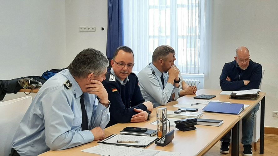 In Koblenz beglückwünschte Wahlleiter Oberstabsfeldwebel a.D. Udo Zens (r.) das Vorstandsduo Andreas Geckeis (l.) und seinen Stellvertreter Stefan Weiß (2.v.l) sowie das Vorstandsteam zur Wiederwahl. Foto: TruKa BAAINBw