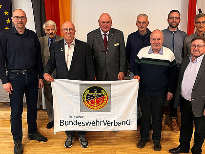 Teile des neu- bzw. wiedergewählten Vorstandes der KERH Mitte von Berlin mit dem Bezirksvorsitzenden Berlin/Brandenburg, Hauptmann Christian Weber (l.). Foto: KERH Mitte von Berlin