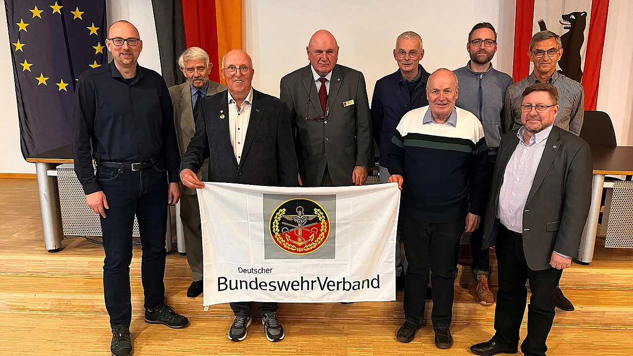 Teile des neu- bzw. wiedergewählten Vorstandes der KERH Mitte von Berlin mit dem Bezirksvorsitzenden Berlin/Brandenburg, Hauptmann Christian Weber (l.). Foto: KERH Mitte von Berlin