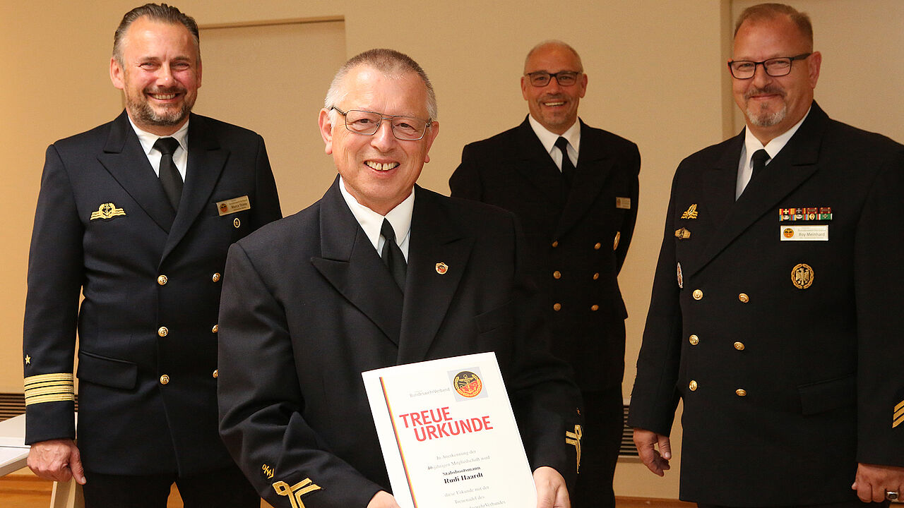 Bei der Ehrung in Wilhelmshaven, v.l.n.r.: Fregattenkapitän Marco Thiele, der Geehrte Stabsbootsmann a.D. Rudi Hardt, Stabsbootsmann Michael Muche, Vorsitzender der TruKa Marineunterstützungskommando WHV/FRI, und Oberstabsbootsmann Roy Meinhard, stellvertretender Vorsitzender Marine. Foto: WilhelmshavenerZeitung/Lübbe