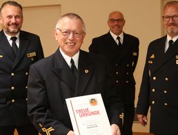 Bei der Ehrung in Wilhelmshaven, v.l.n.r.: Fregattenkapitän Marco Thiele, der Geehrte Stabsbootsmann a.D. Rudi Hardt, Stabsbootsmann Michael Muche, Vorsitzender der TruKa Marineunterstützungskommando WHV/FRI, und Oberstabsbootsmann Roy Meinhard, stellvertretender Vorsitzender Marine. Foto: WilhelmshavenerZeitung/Lübbe