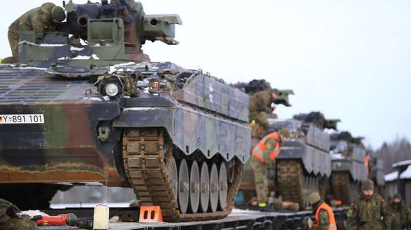 Die Besatzungen prüfen den Zustand der Fahrzeuge nach der Bahnfahrt, bevor sie mit der Entladung beginnen. Foto: Bundeswehr/PAO EFP