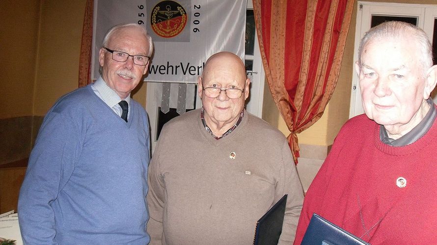 Vorsitzender Stabsfeldwebel a.D. Norbert Frühwald mit den geehrten Kameraden Oberstleutnant a.D. Günter Köhn und Hauptmann a.D. Dieter Kuberski. Foto: DBwV/LV Süddeutschland