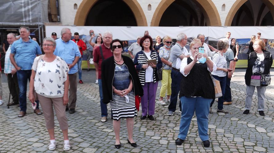 Die Teilnehmer des Kameradschaftswochenendes beobachten das Glockenspiel auf dem Markplatz zu Goslar. Foto: DBwV/Ulrich