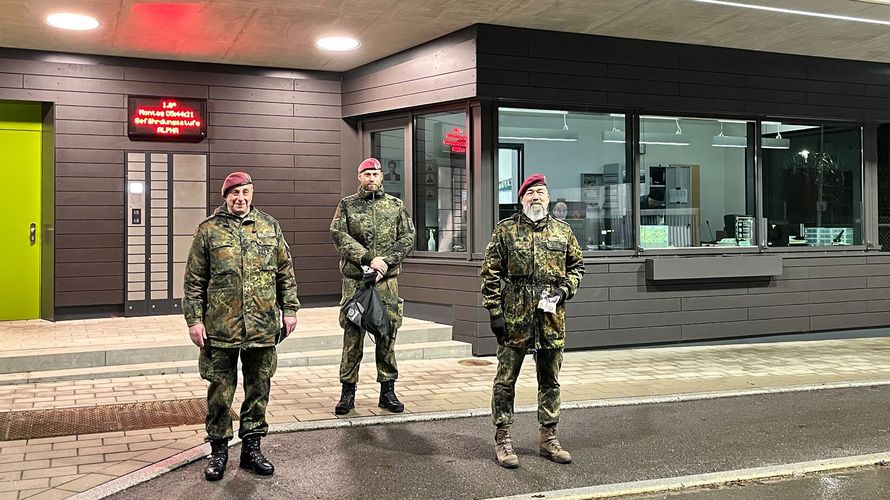 TruKa-Vorsitzender Stabsfeldwebel Guido Ruoß erwartete mit Unterstützung der Kameradschaft die Angehörigen des Standorts zu Dienstbeginn am Kasernentor mit guten Wünschen des DBwV für das neue Jahr. Fotos: sTruKa Pfullendorf