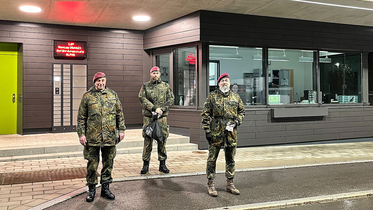 TruKa-Vorsitzender Stabsfeldwebel Guido Ruoß erwartete mit Unterstützung der Kameradschaft die Angehörigen des Standorts zu Dienstbeginn am Kasernentor mit guten Wünschen des DBwV für das neue Jahr. Fotos: sTruKa Pfullendorf