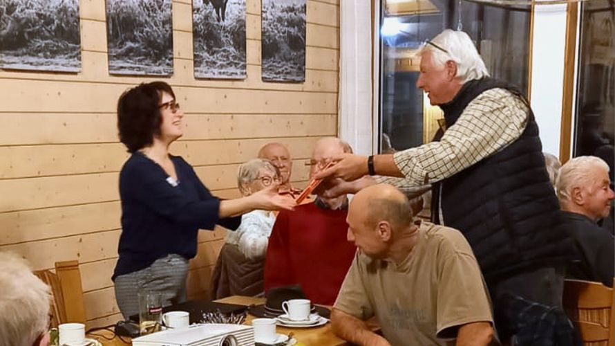 KERH-Vorsitzender Oberstabsfeldwebel a.D. Peter Hofmann bedankt sich für den Vortrag von Bianca Bischoffberger von der Pflegeberatung „Compass". Foto: Peter Hofmann