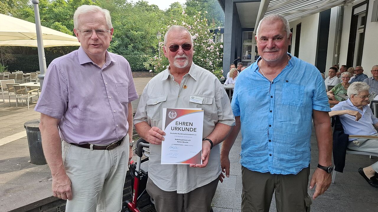 Ausgezeichnet mit der DBwV Verdienstnadel in Gold: Stabshauptmann a.D. Rainer Ebrecht mit den „Überbringern“ Volker Jung (Bezirksvorsitzender) und Peter Klein (KERH Vorsitzender). Foto: Joachim Hentschel