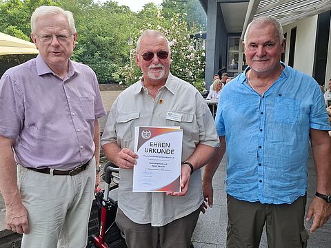 Ausgezeichnet mit der DBwV Verdienstnadel in Gold: Stabshauptmann a.D. Rainer Ebrecht mit den „Überbringern“ Volker Jung (Bezirksvorsitzender) und Peter Klein (KERH Vorsitzender). Foto: Joachim Hentschel