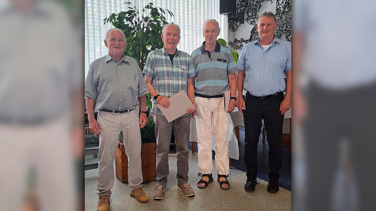 Beim Grillfest der KERH Karlsruhe dankte Vorsitzender Oberstleutnant a.D. Heinz Simon Oberstabsfeldwebel a.D. Bernd Heizmann und Oberstabsfeldwebel a.D. Klaus Mößner für ihre Treue zum DBwV, hier mit Vorsitzendem ERH Oberstabsfeldwebel a.D. Bernhard Hauber. Foto: Heinz Simon