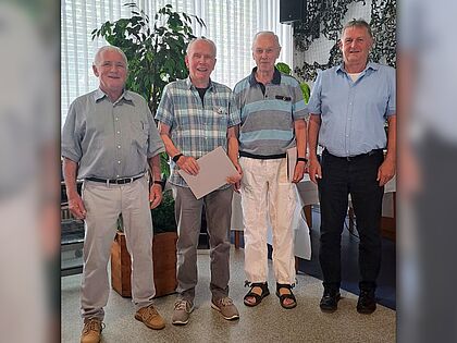 Beim Grillfest der KERH Karlsruhe dankte Vorsitzender Oberstleutnant a.D. Heinz Simon Oberstabsfeldwebel a.D. Bernd Heizmann und Oberstabsfeldwebel a.D. Klaus Mößner für ihre Treue zum DBwV, hier mit Vorsitzendem ERH Oberstabsfeldwebel a.D. Bernhard Hauber. Foto: Heinz Simon