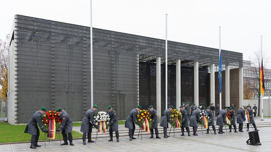 Soldaten stellen am Volkstrauertag am 17. November 2019 Kränze vor dem Ehrenmal der Bundeswehr im Bendlerblock auf. Auch in diesem Jahr wird an der Gedenkstätte, die den Toten der Bundeswehr gewidmet ist, an die Opfer von Krieg und Gewalt erinnert. Foto: Bundeswehr/Jonas Weber