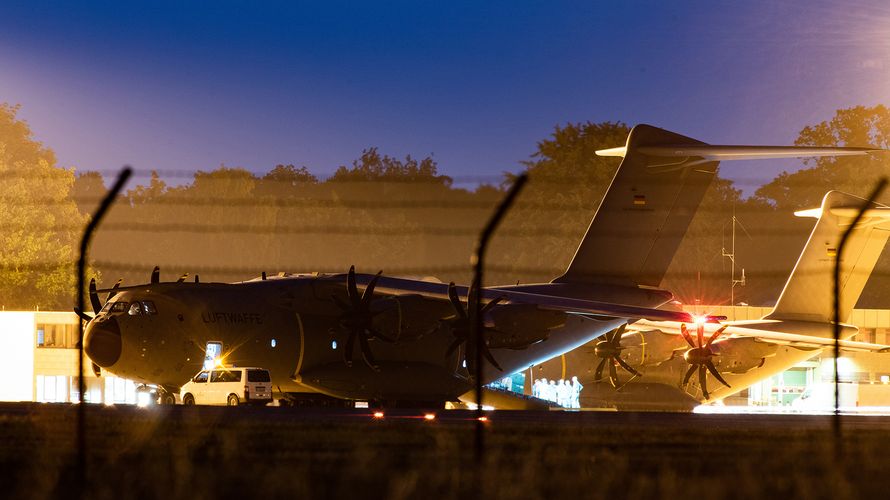 Ein Airbus A400 M der Luftwaffe steht vor dem Abflug in Richtung Mali auf dem niedersächsischen Fliegerhorst Wunstorf. Das speziell ausgestattet Transportflugzeug soll die ersten Verwundeten des Anschlags vom Vortag nach Deutschland bringen. Foto: picture alliance/dpa | Swen Pförtner