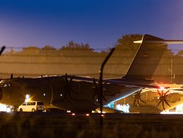 Ein Airbus A400 M der Luftwaffe steht vor dem Abflug in Richtung Mali auf dem niedersächsischen Fliegerhorst Wunstorf. Das speziell ausgestattet Transportflugzeug soll die ersten Verwundeten des Anschlags vom Vortag nach Deutschland bringen. Foto: picture alliance/dpa | Swen Pförtner