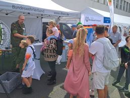 Großer Andrang herrschte am Informationsstand des DBwV beim Flugplatzfest in Gatow. Foto: Frank-Udo Reiche