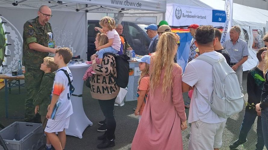 Großer Andrang herrschte am Informationsstand des DBwV beim Flugplatzfest in Gatow. Foto: Frank-Udo Reiche