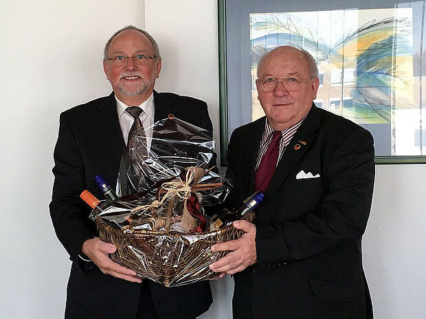 Harald Schmitt (l.) verabschiedete standesgemäß den langjährigen Geschäftsführer des von Rohdich'schen Legatenfonds.