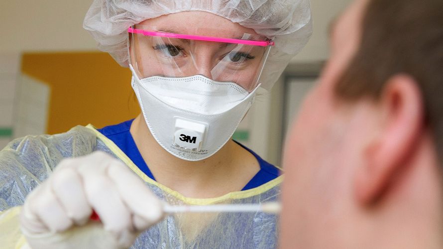 Medizinisches Personal testet einen Patienten mit Verdacht auf eine Coronavirus-Infektion im Bundeswehrkrankenhaus Hamburg. Foto: Bundeswehr/Sandra Herholt