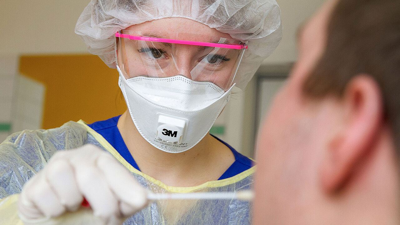 Medizinisches Personal testet einen Patienten mit Verdacht auf eine Coronavirus-Infektion im Bundeswehrkrankenhaus Hamburg. Foto: Bundeswehr/Sandra Herholt