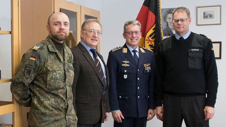 In Veitshöchheim: Major Enrico Dani, Stabsfeldwebel a.D. Ekkehard Wiehn, Hauptmann Andreas Steinmetz und Brigadegeneral Michael Podzus (v.l.). Foto: Bundeswehr