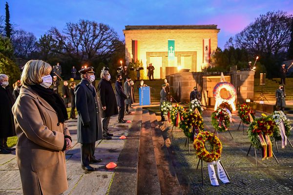 Bei der internationalen Gedenkveranstaltung auf dem Berliner Friedhof Lilienthal wurde ein Kranz des DBwV niedergelegt. An der Veranstaltung nahm auch die Wehrbeauftragte Eva Högl teil. Foto: Volksbund/Zucchi