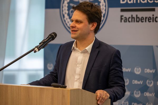Federführend bei der Einführung von KI in Bundesbehörden ist das BMI. Die Sichtweise dieses Ressorts schilderte Dr. Maximilian Wehage. Foto: DBwV/Yann Bombeke
