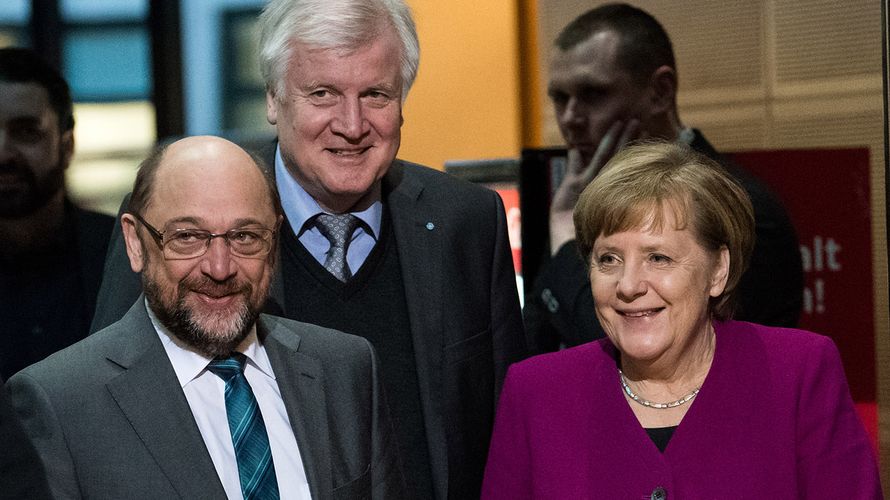 Die Parteichefs Martin Schulz (SPD, l.), Horst Seehofer (CSU) und Bundeskanzlerin Angela Merkel (CDU) nach der Einigung am Morgen Foto: dpa
